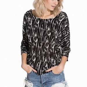 JUST FEMALE Lumina monochromatic top